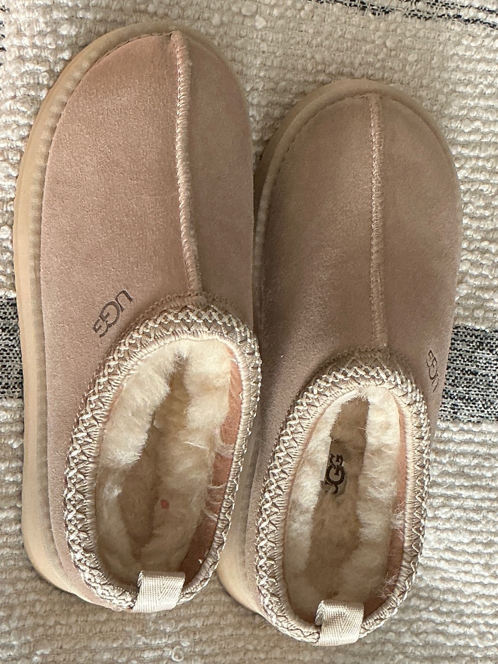 UGG Woman Slip-On Shearling Lined Slippers in Chestnut Tan